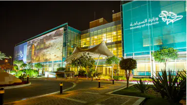 وزير السياحة يحدد ضماناً مالياً لترخيص خدمات إصدار تأشيرات القدوم للمملكة
