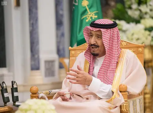 بالصور.. خادم الحرمين يستقبل وزراء سابقين وكتابا ومثقفين بقصر اليمامة