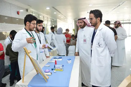 ١١٣ طالب وطالبة من جامعة عبد الرحمن بن فيصل ينظمون معرض (نَفَس وصُعداء)