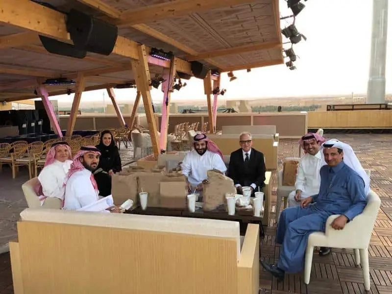شاهد.. ولي العهد يقف على استعدادات "فورمولا - إي".. ويتناول وجبة سريعة مع القائمين على السباق