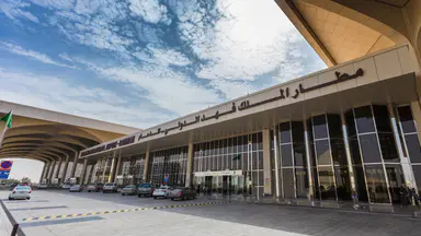 استهداف مطار الملك فهد: وفاة مقيم وإصابة 8 آخرين في هجوم مروع