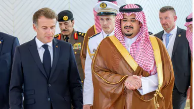 الرئيس الفرنسي يصل إلى الرياض وفي مقدمة مستقبليه نائب أمير المنطقة.. صور