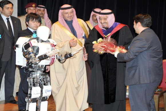 ولي العهد يتسلم الدكتوراه الفخرية