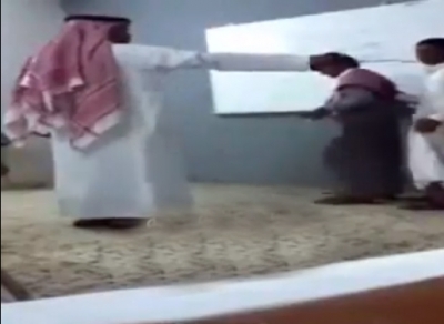 فيديو: معلم يدرب الطلاب على رقصة البطريق