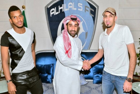 الهلال يوقع ويجدد عقود للاعبين