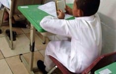 طالب ابتدائي يقرأ القرآن: صورة ملهمة