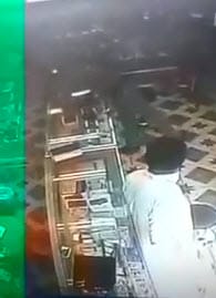 الشرطة: القبض على رجل أمن سارق جوالات