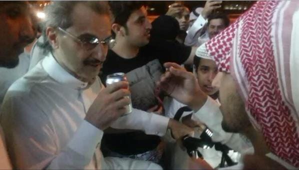 الأمير الوليد يقود دراجة.. فيديو