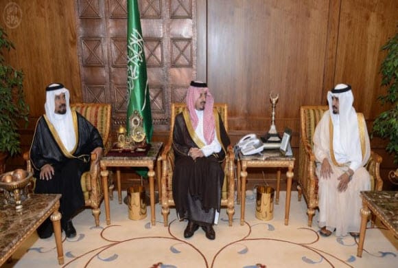أمير عسير يستقبل متنازلاً عن قاتل ابنه