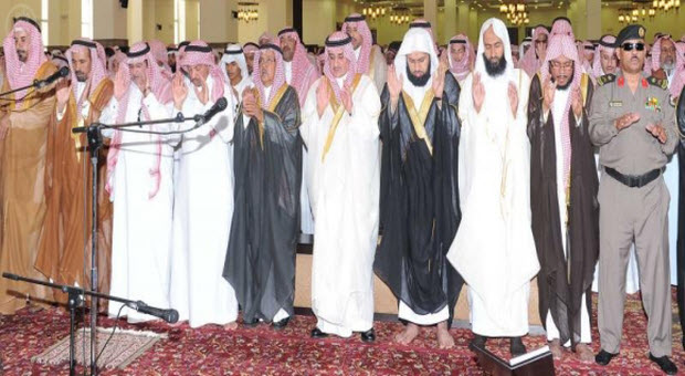 أمير تبوك يؤدي صلاة الميت على الشيخ طلال الأيداء