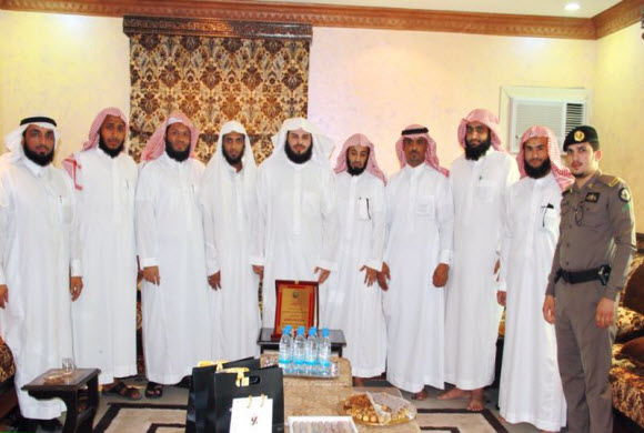 زيارة الشيخ السعوي لعضو الهيئة المعتدى عليه