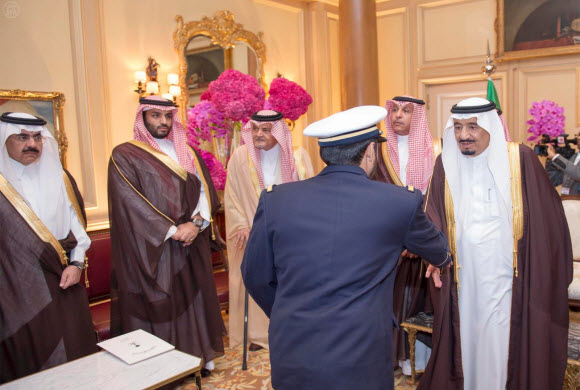 ولي العهد يلتقي المبتعثين العسكريين