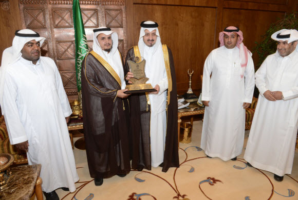 أمير عسير يستقبل مدير إخاء - عسير