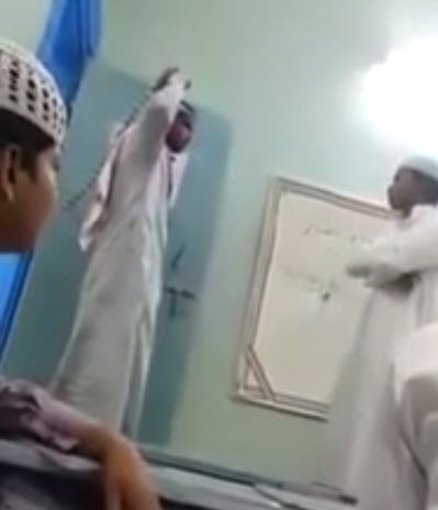 معلم يضرب طالب: فيديو صادم يثير غضبًا