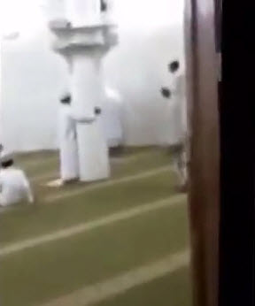 معلم تحفيظ ينهال ضربًا: فيديو صادم