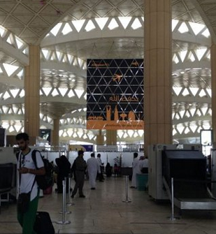 اللوحة الإعلانية لمطار الملك خالد تدخل جينيس