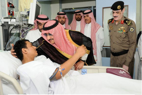 وزير الداخلية يطمئن على صحة الجندي الجهني