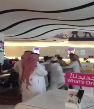 مضاربة ضابط مع موظف اتصالات: فيديو مثير للجدل