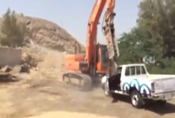 اعتداء على موظف أمانة جدة بالبوكلين