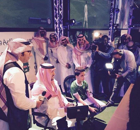 أمير الرياض يلعب بلايستيشن: صور وفيديو