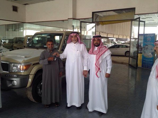 مسن عسير يتسلم شاص من البازعي
