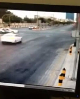 حادث سيارة أجرة ودورية أمنية - فيديو