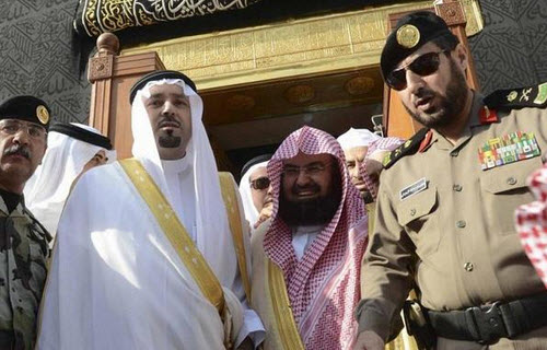 بالصور: أمير مكة يغسل الكعبة