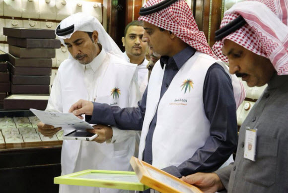 عمالة مخالفة في محلات الذهب بالرياض