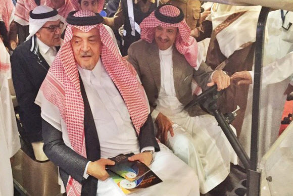 الأمير سعود الفيصل يزور ملتقى ألوان السعودية