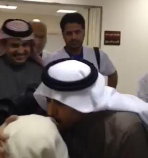 وزير الصحة يقبل رأس مراجع: قصة مؤثرة
