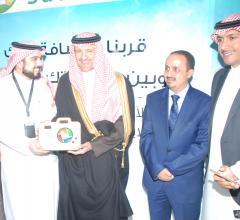 سلطان بن سلمان يكرّم البريد في ألوان السعودية