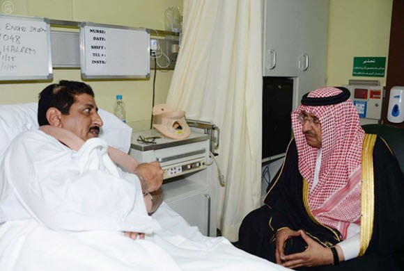 وزير الداخلية يطمئن على صحة العقيد العنزي