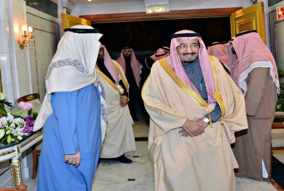 ولي العهد يطمئن على صحة الملك عبدالله