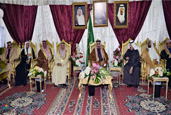 ولي العهد يطمئن على صحة خادم الحرمين