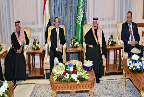 السيسي يصل الرياض: زيارة للاطمئنان على الملك