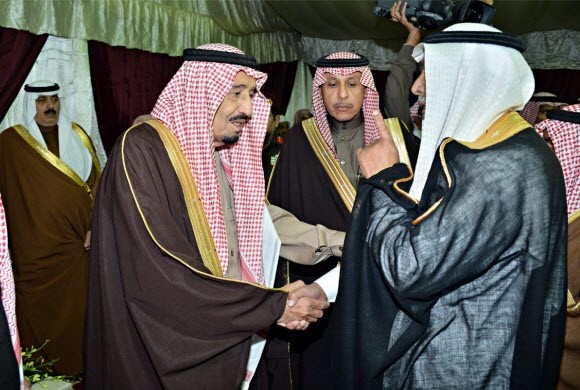 ولي العهد يطمئن على صحة الملك
