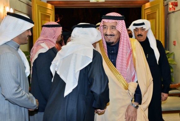 ولي العهد يطمئن على صحة الملك عبدالله