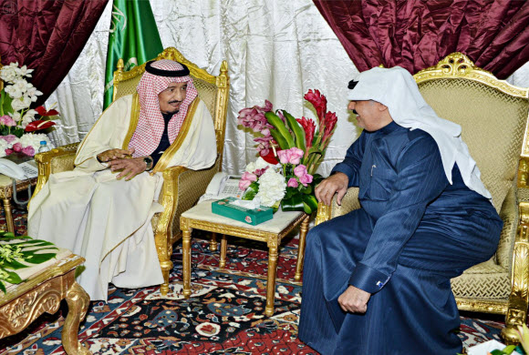 ولي العهد يطمئن على صحة الملك عبدالله