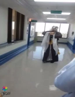 طبيب مقيم وممرضة يؤديان العرضة
