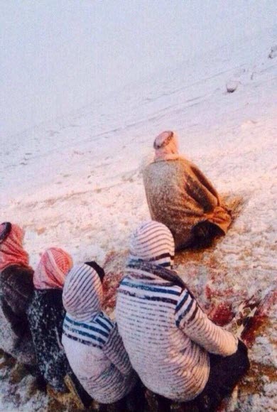 صلاة في الثلوج: صورة مؤثرة من القريات