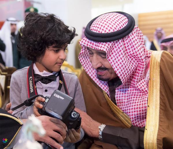 أصغر مصور سعودي يجذب الأمير سلمان