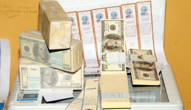 القبض على عصابة تروج الدولارات المزيفة بجدة