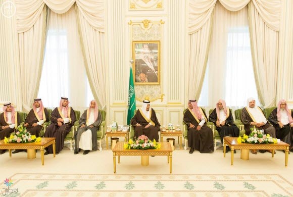 خادم الحرمين الشريفين يستقبل المفتي والمشايخ