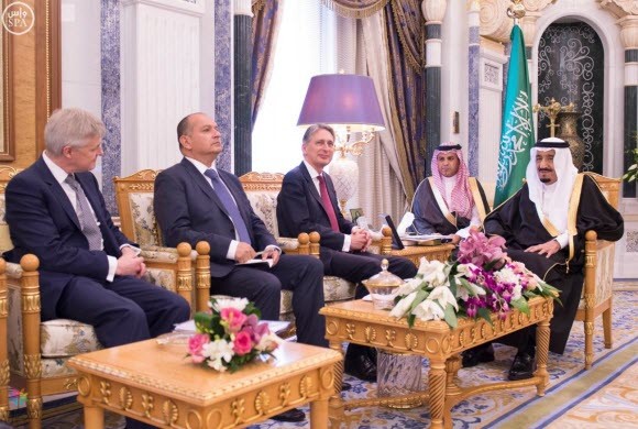 خادم الحرمين يستقبل وزير الخارجية البريطاني