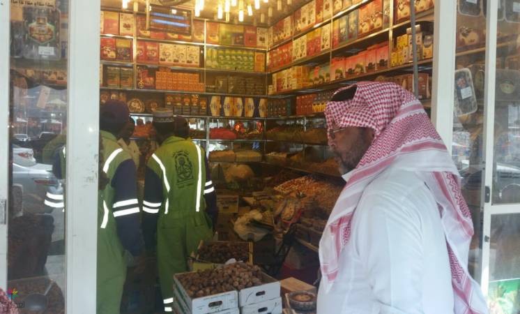 مصادرة 7500 كيلو تمور تالفة بمكة