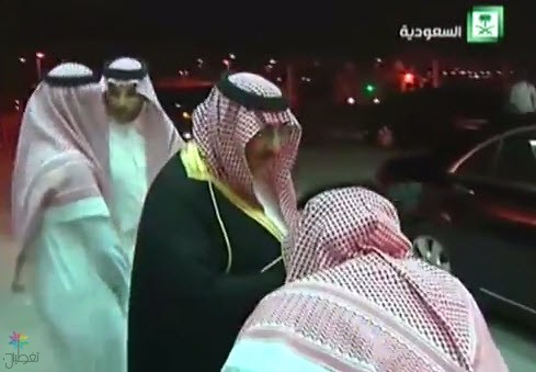 الأمير محمد بن سلمان يقبل يد الأمير نايف