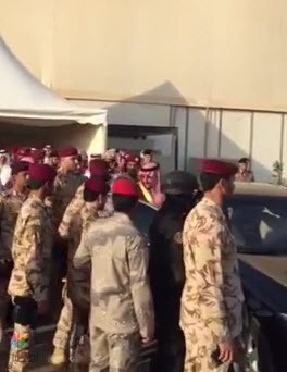 محمد بن نايف: فيديو يظهر تواضعه مع الجنود
