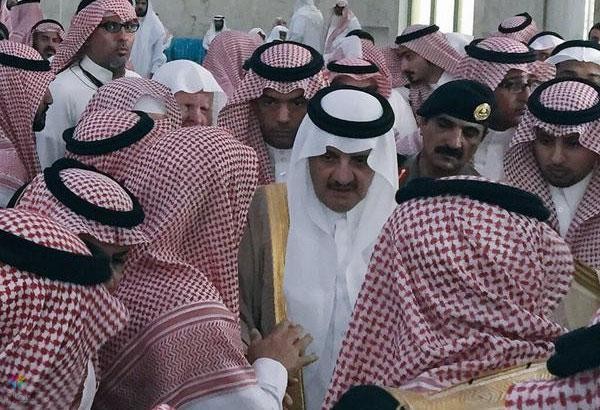 الأمير سعود بن نايف يتقدم صلاة الميت