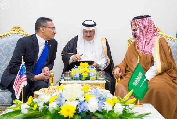 اجتماع وزير الدفاع مع نظيره الماليزي