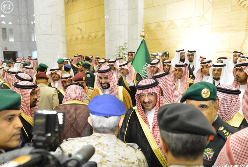 ولي العهد يقبل رأس الفوزان.. فيديو